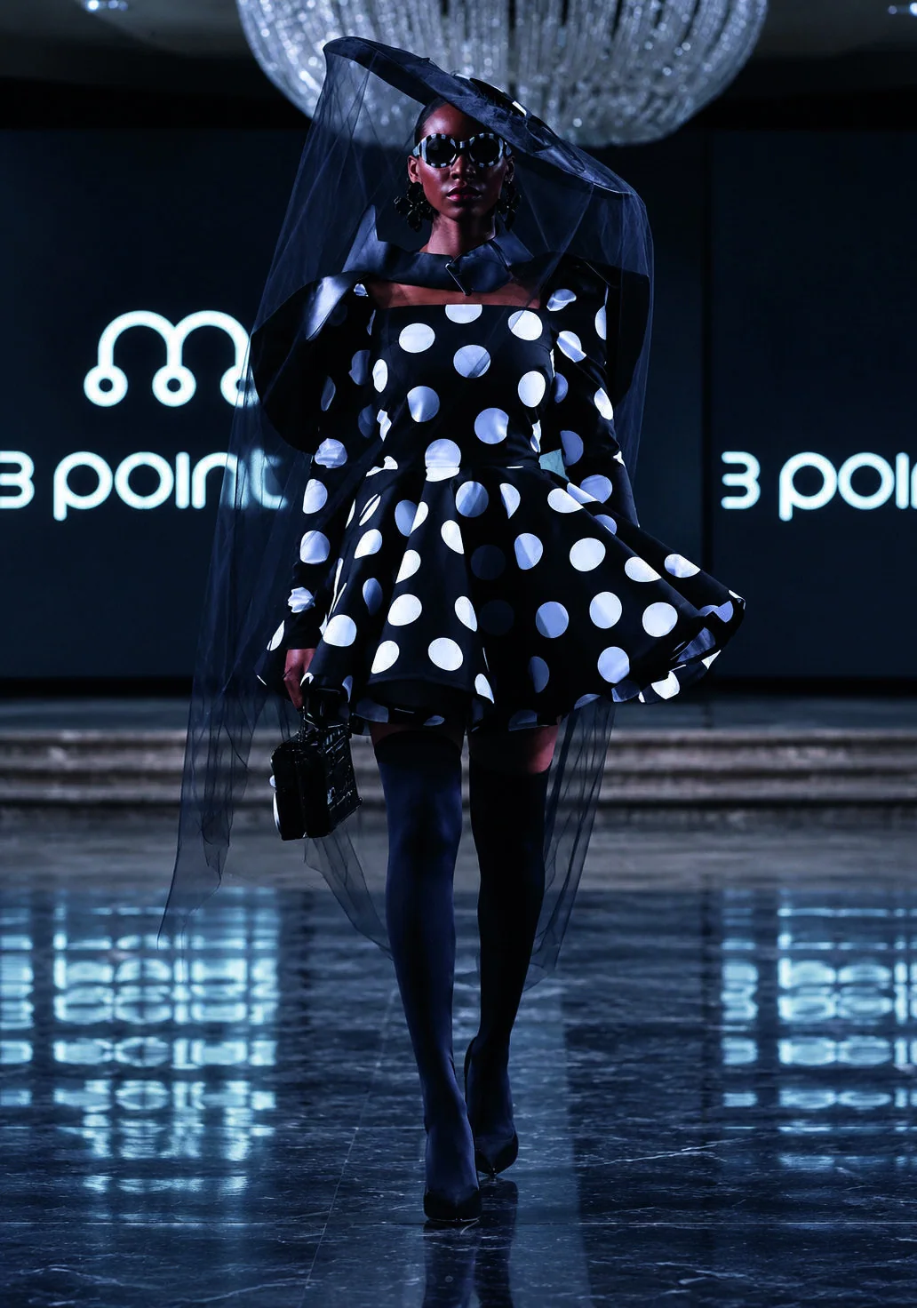 Robe corolle noire à pois blancs et voilette Maison 3 Points, défilé de Los Angeles