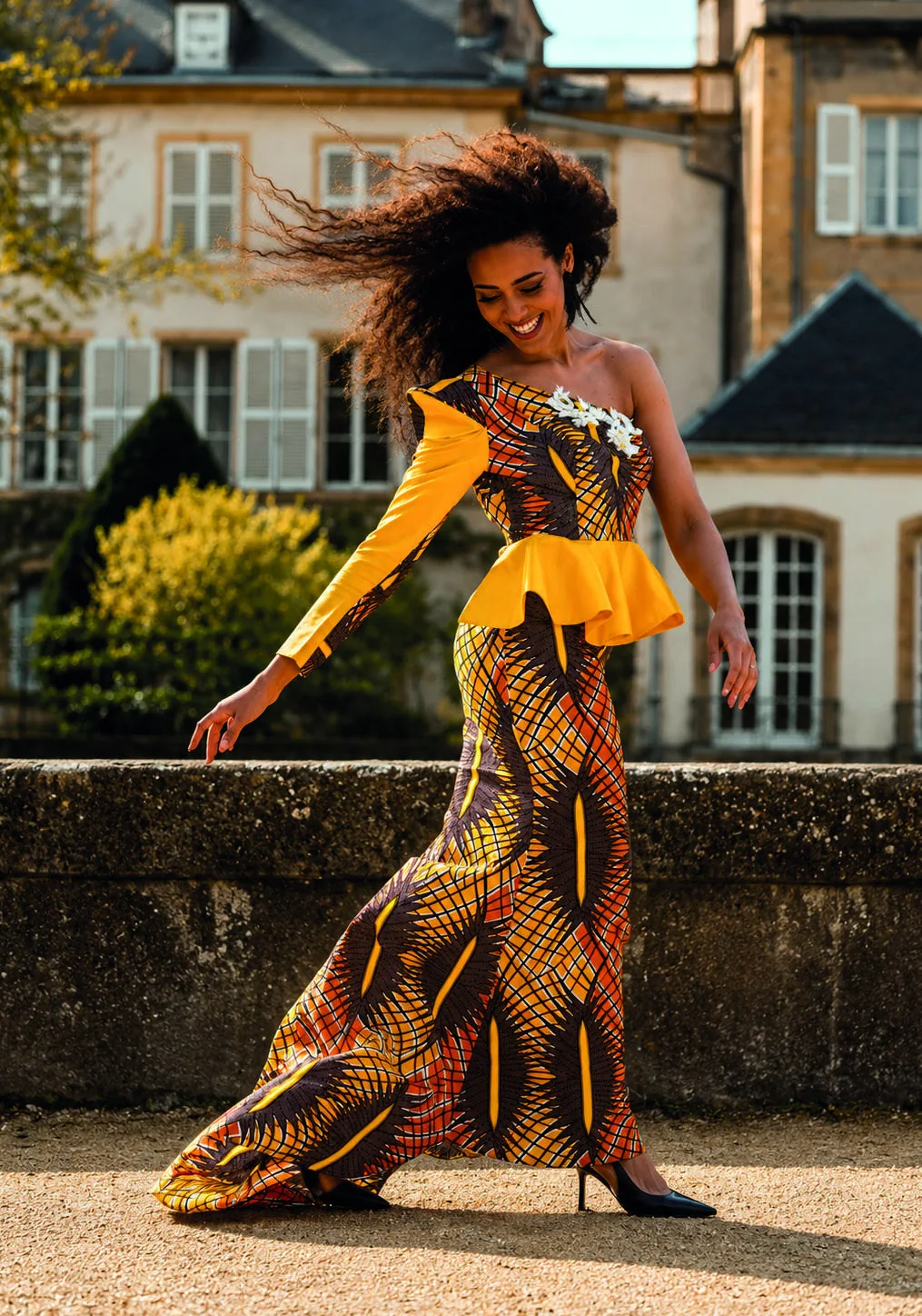 Robe orange et noire Maison 3 Points dans un jardin