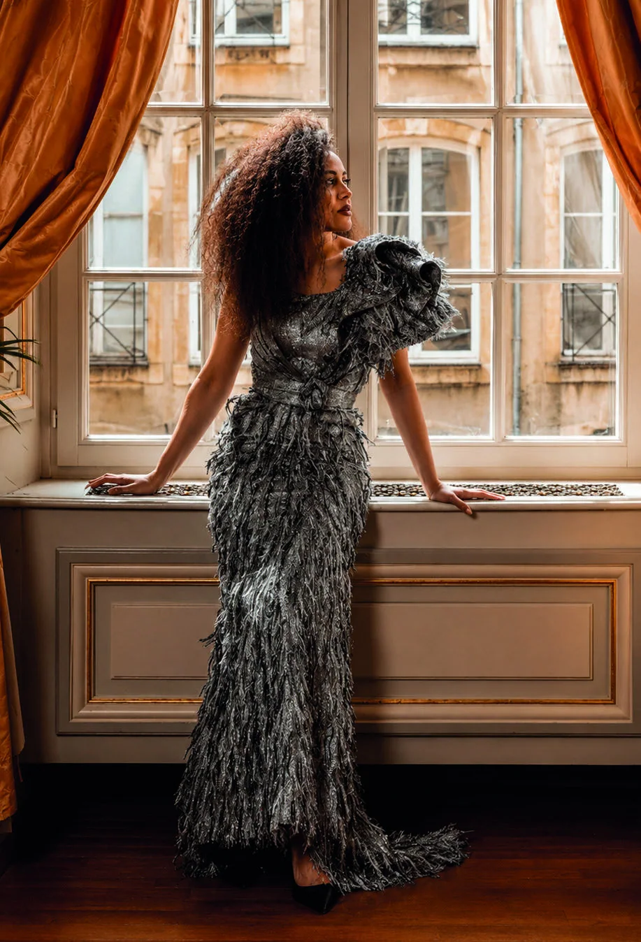 Robe argentée Maison 3 Points près d’une fenêtre