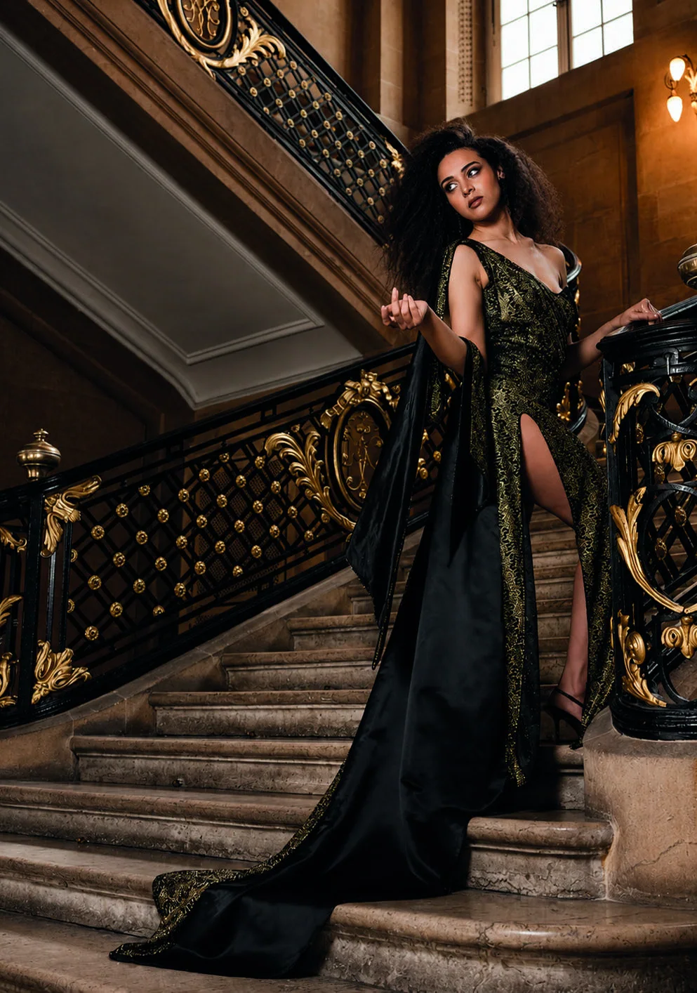 Longue robe noire dans un escalier ornemental