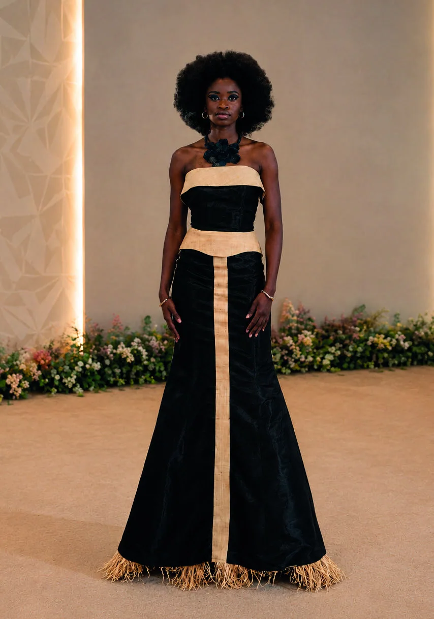 Robe noire à bandes ivoire et franges