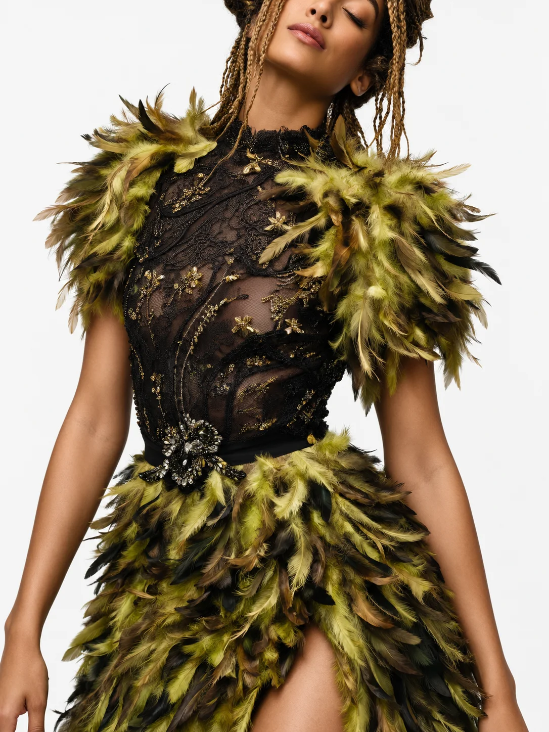 Détail des plumes et du corsage de dentelle brodée