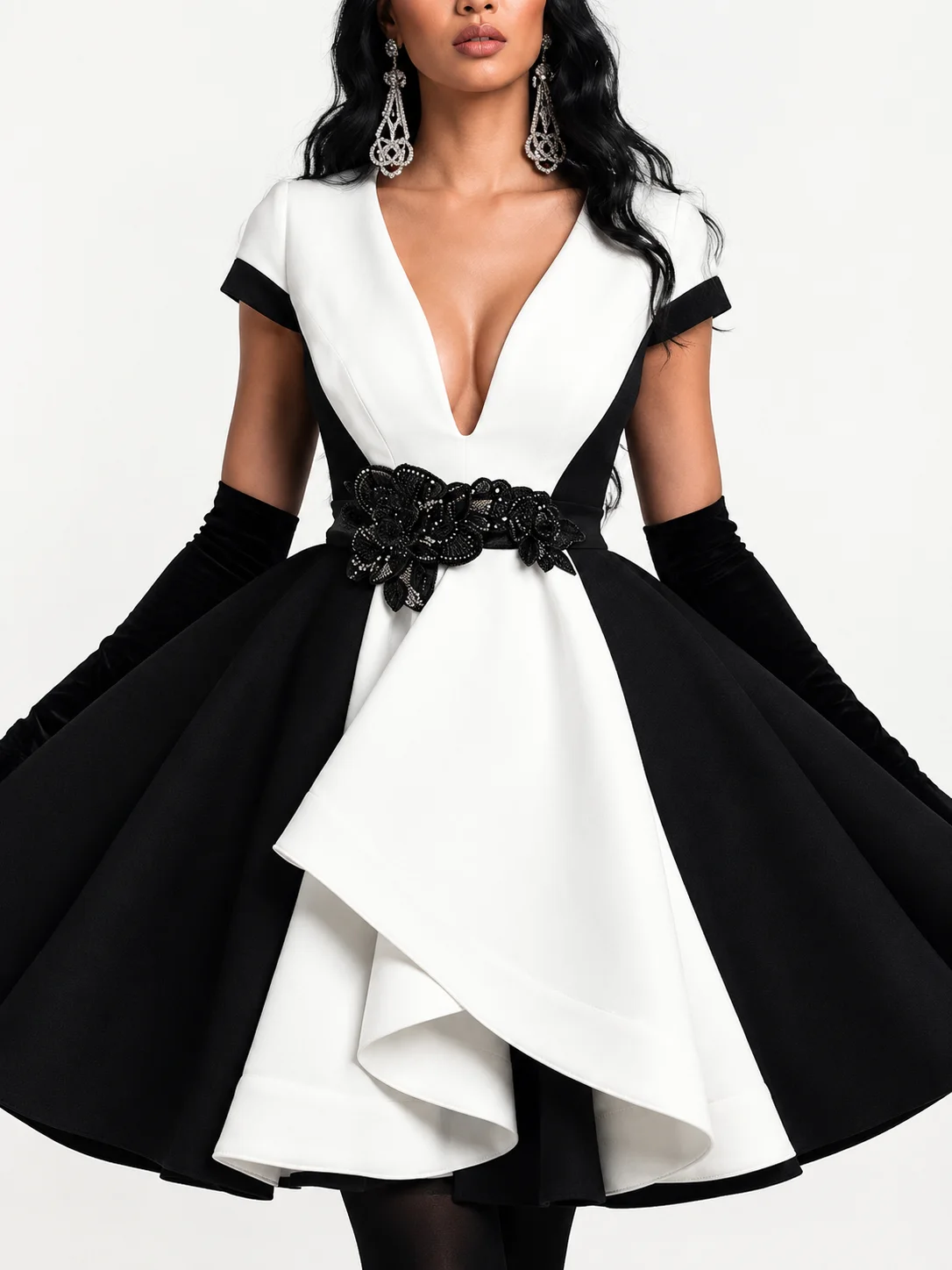 Détail de la ceinture perlée et de la jupe noire et blanche