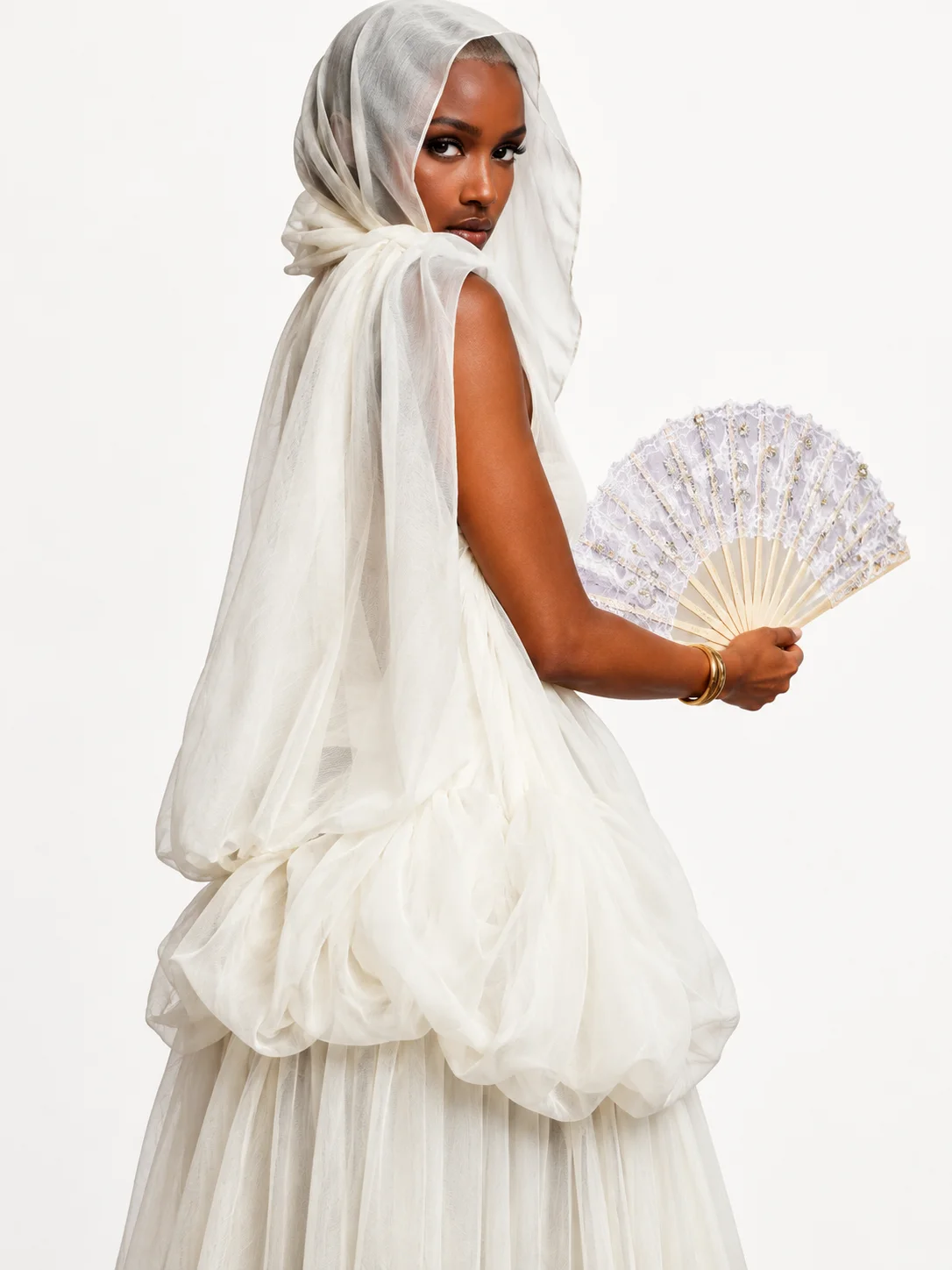 Détail de la capuche drapée et du corsage de mousseline